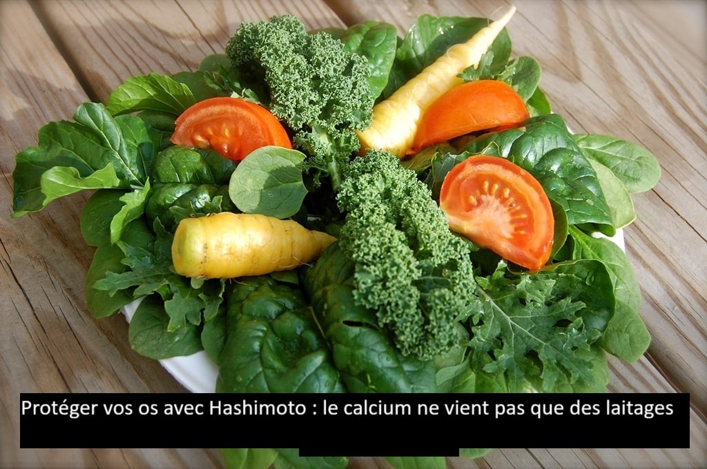 Assiette de légumes verts type kale et épinards riches en calcium pour soutenir la thyroïde et les os.