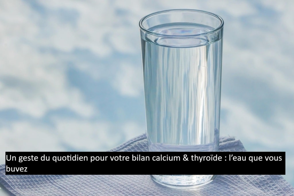 Verre d’eau minérale sur une serviette pour illustrer l’apport quotidien en calcium et hydratation.