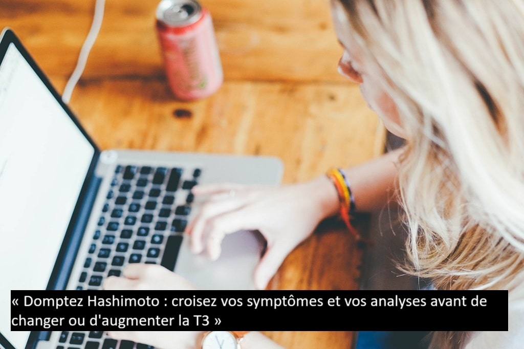 Femme regardant ses résultats d’analyses sur ordinateur pour suivre son calcium et sa thyroïde.