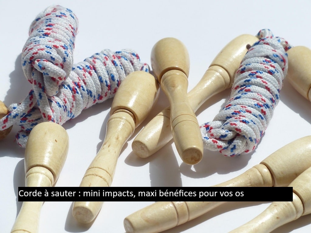Corde à sauter en bois et corde blanche pour symboliser l’exercice qui renforce les os malgré l’hypothyroïdie.